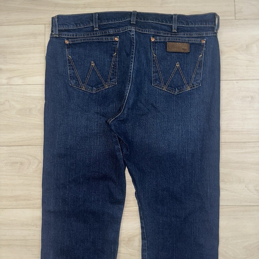 Wrangler Men Jeans Classic Blue Denim Straight Leg Size 38x32 fits 40x32 Cowboy